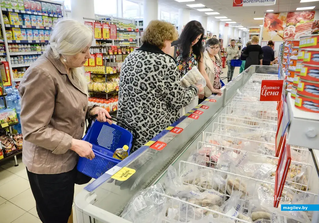 11.05.2018, Бобруйск. Пенсионеры покупают продукты в гастрономах
