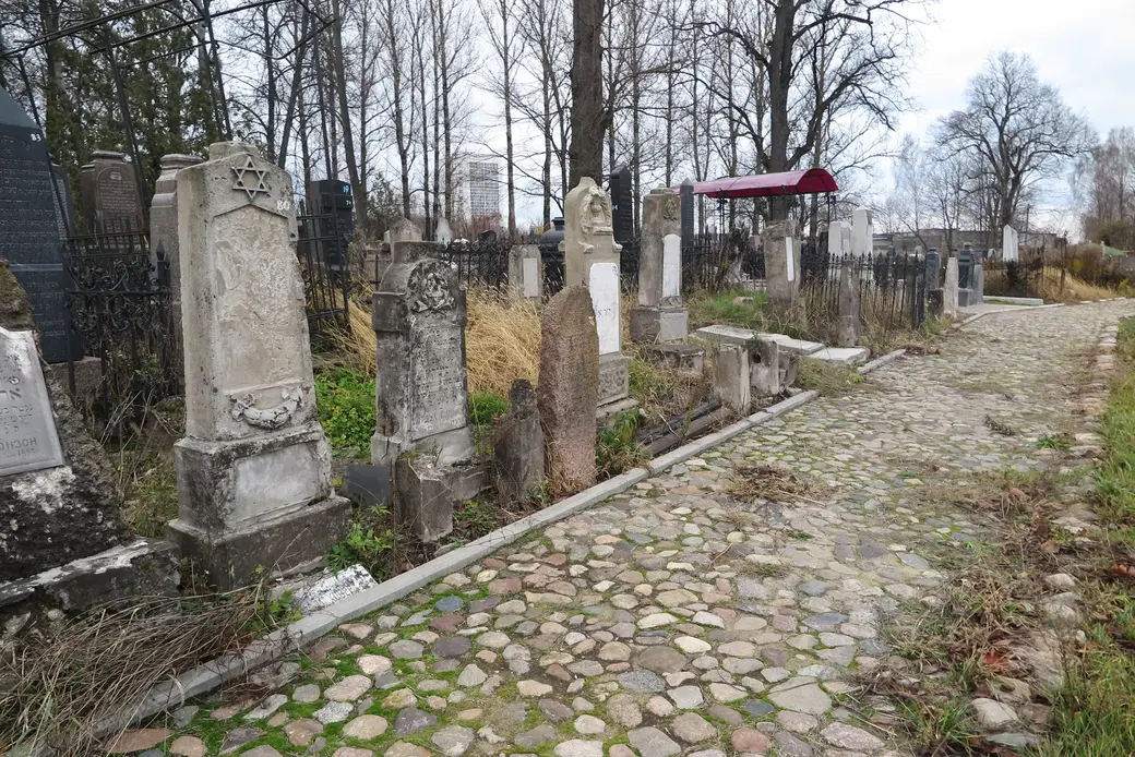 Часть старинной брусчатки 19 века, восстановленной два года назад