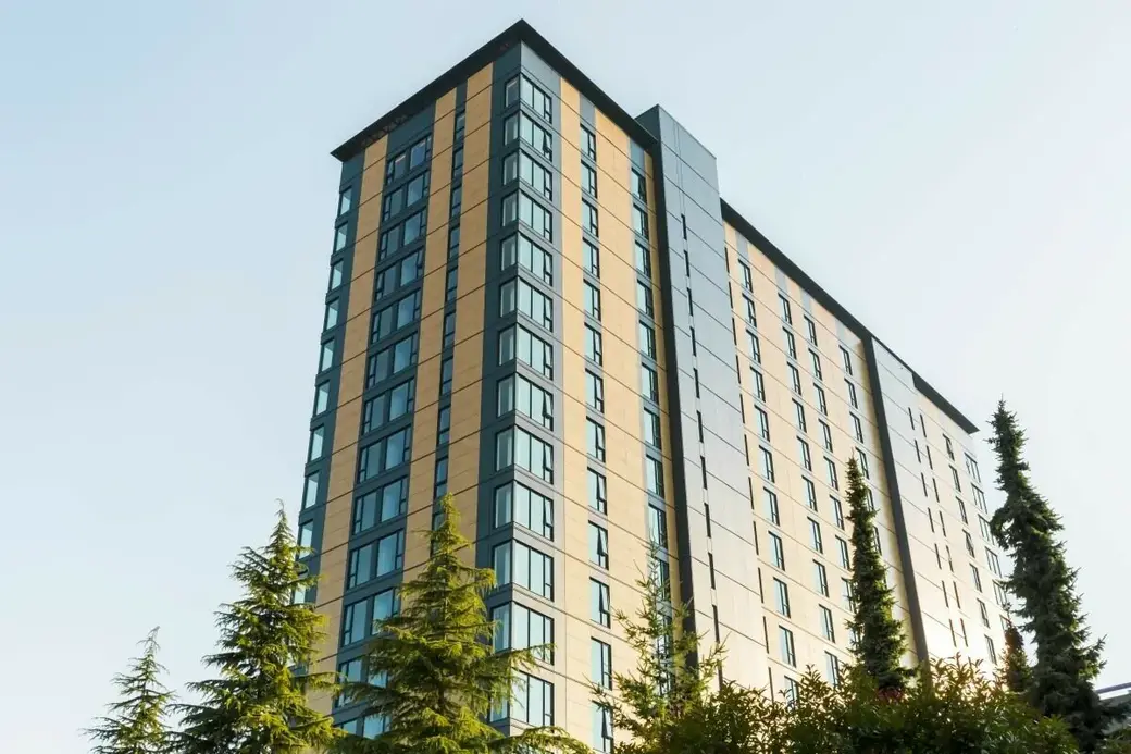 Студенческое общежитие Brock Commons построили в 2017 году. Оно 53 метра в высоту, состоит из 404 комнат. Здание выглядит как небоскреб с деревянным каркасом (источник: