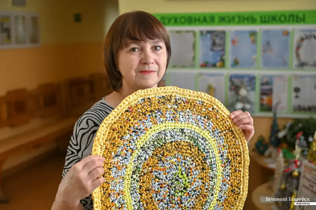 28.12.2021. Бобруйск. Рукодельница Елена Павловна Саблина плетет коврики из молочной упаковки