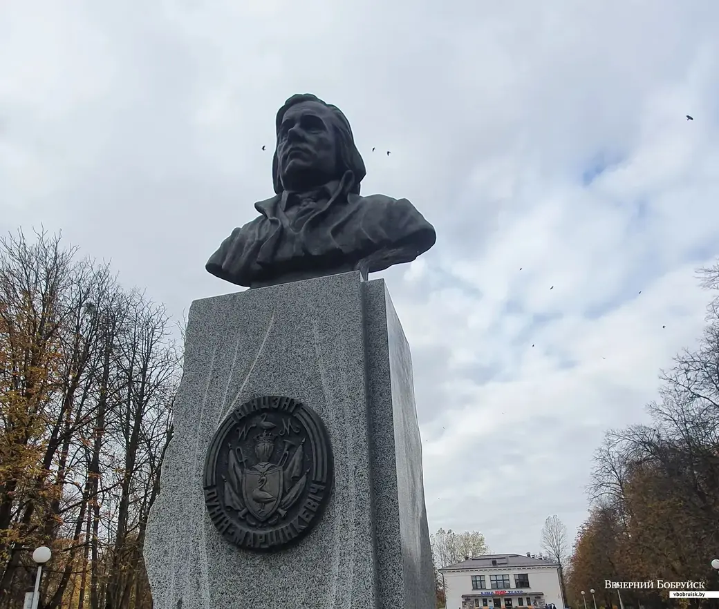 Памятник Винценту Дунину-Марцинкевичу, установленный на центральной аллее городского парка Бобруйска. Фото из архива «ВБ»