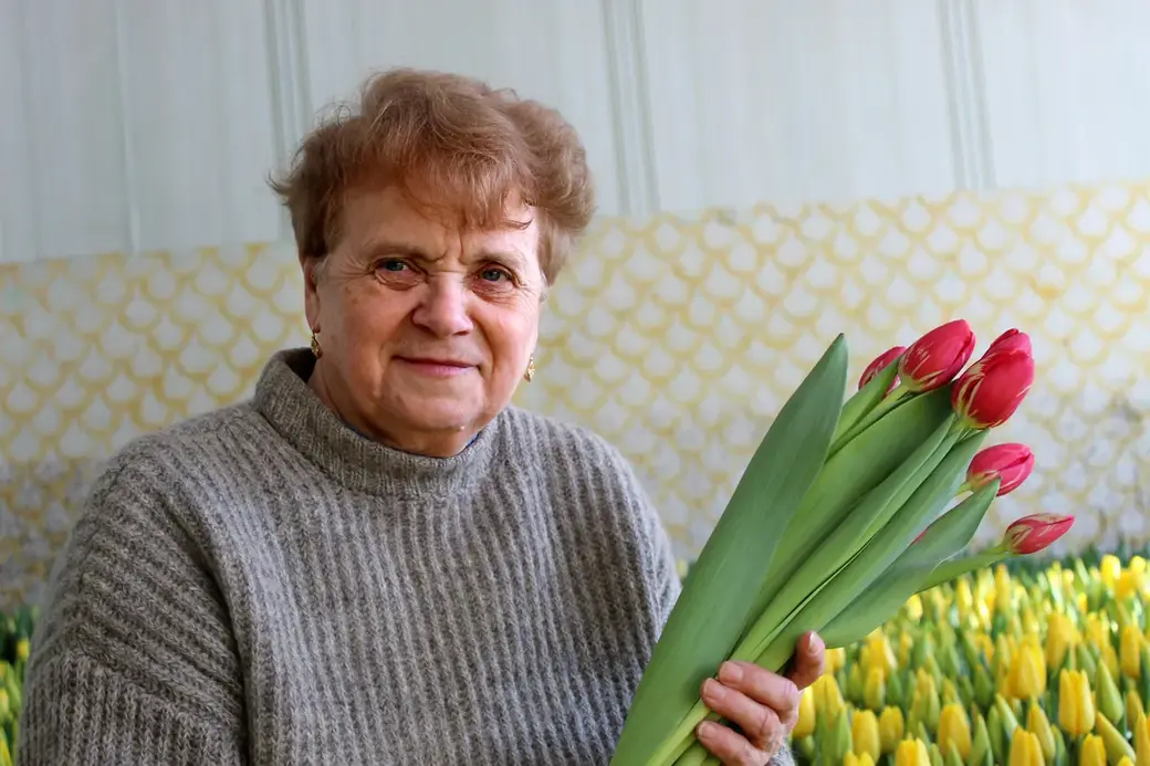 01.01.2022 г. Круглянский район. Мама Сергея, Татьяна Николаевна, помогает с посадкой и срезкой тюльпанов.