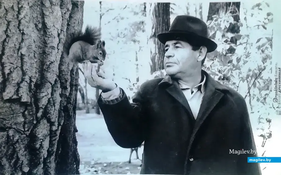 Мой дед Иван Фомич Пометнев. Фото 1985 года. Анапа. Кормит белку орехами