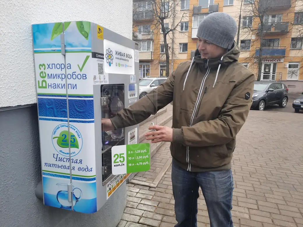 У автомата «Живая вода» на торговом центре «Магнит»
