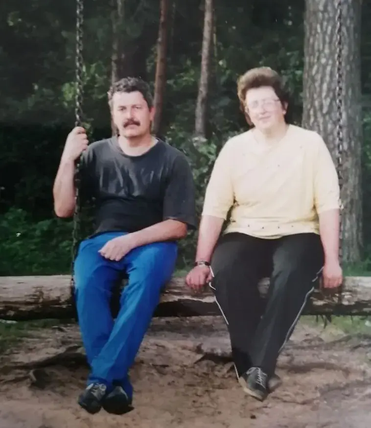 Наши герои отдыхают в живописном лесу под Чериковом, 1990-е гг.