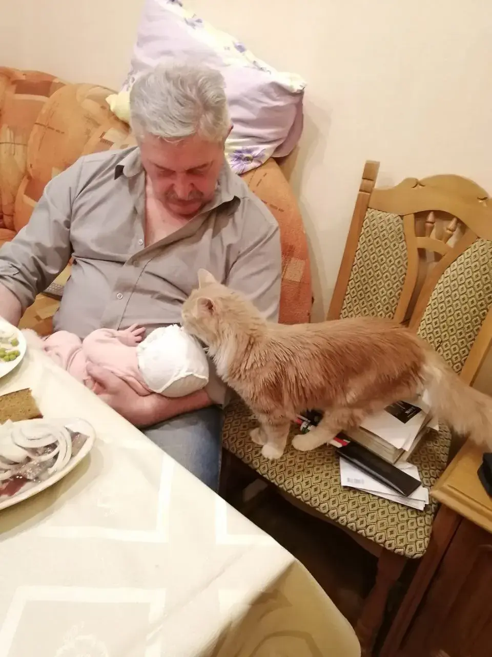 Григорий Лазаренко с внучкой Соней и Персиком на семейном празднике. Где-то неподалеку лежит и гитара, 2022 г.