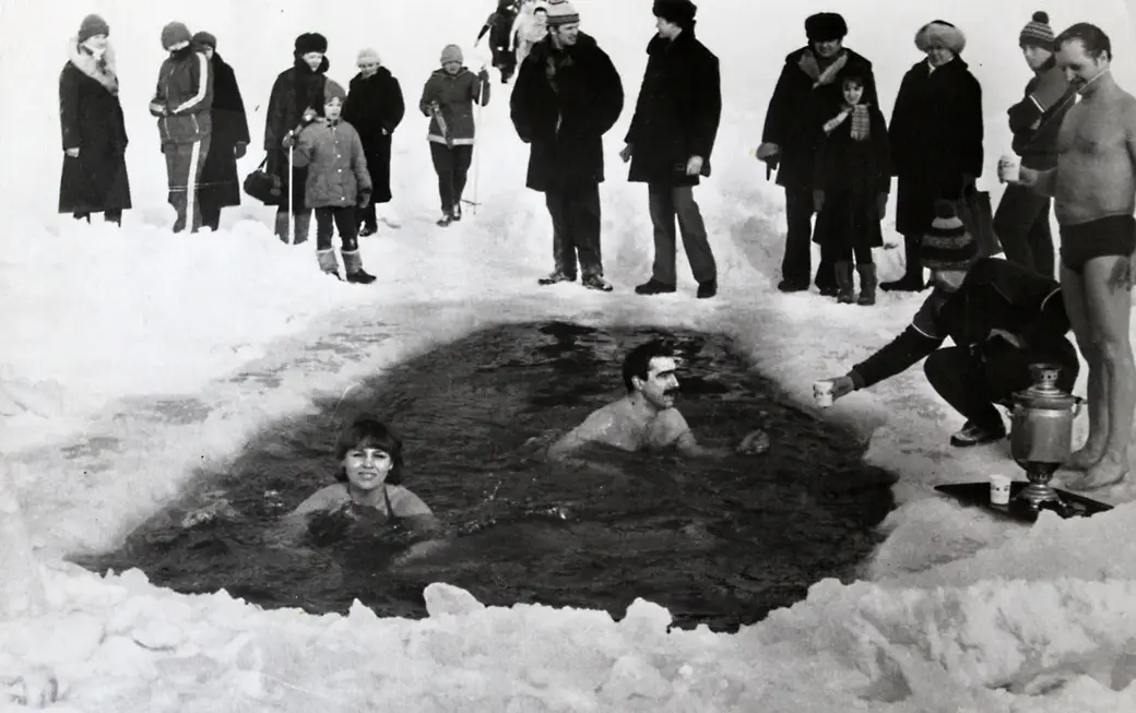 Прорубь в Днепре. Могилев 1986 год. На первом плане - Лариса Ленкевич.
