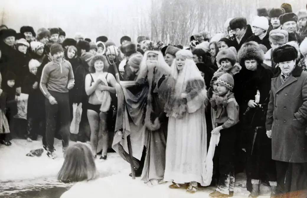 Городской праздник у проруби, посещали который Нептун и Русалка. Могилев.1986 год.