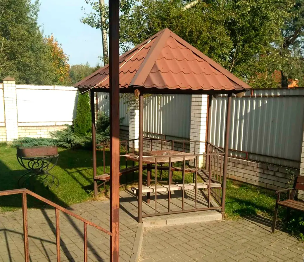 Дом в Могилеве по улице Брусничной, 2 (Малая Боровка). Беседка.