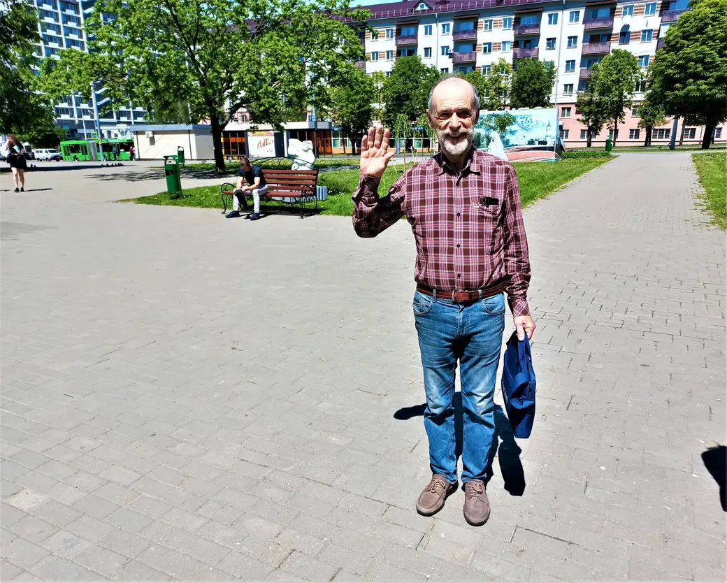 Павел Нырков с раритетными кинопленками. Могилев, июнь, 2022 год.
