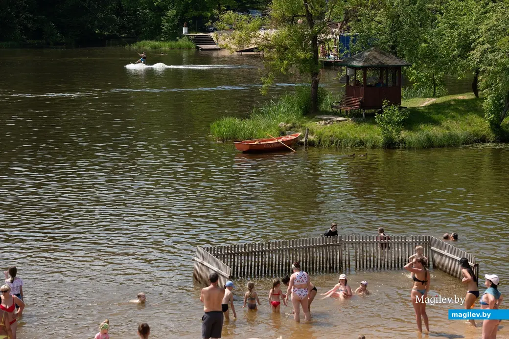 Лето 2022 г. Могилев, Печерское водохранилище. В прошлом году малыши купались здесь с удовольствием.