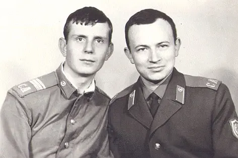 Школа жизни, которую будущий доктор прошел в Круглице, помогала ему и в юности. В армии (Владимир Шрубов справа)