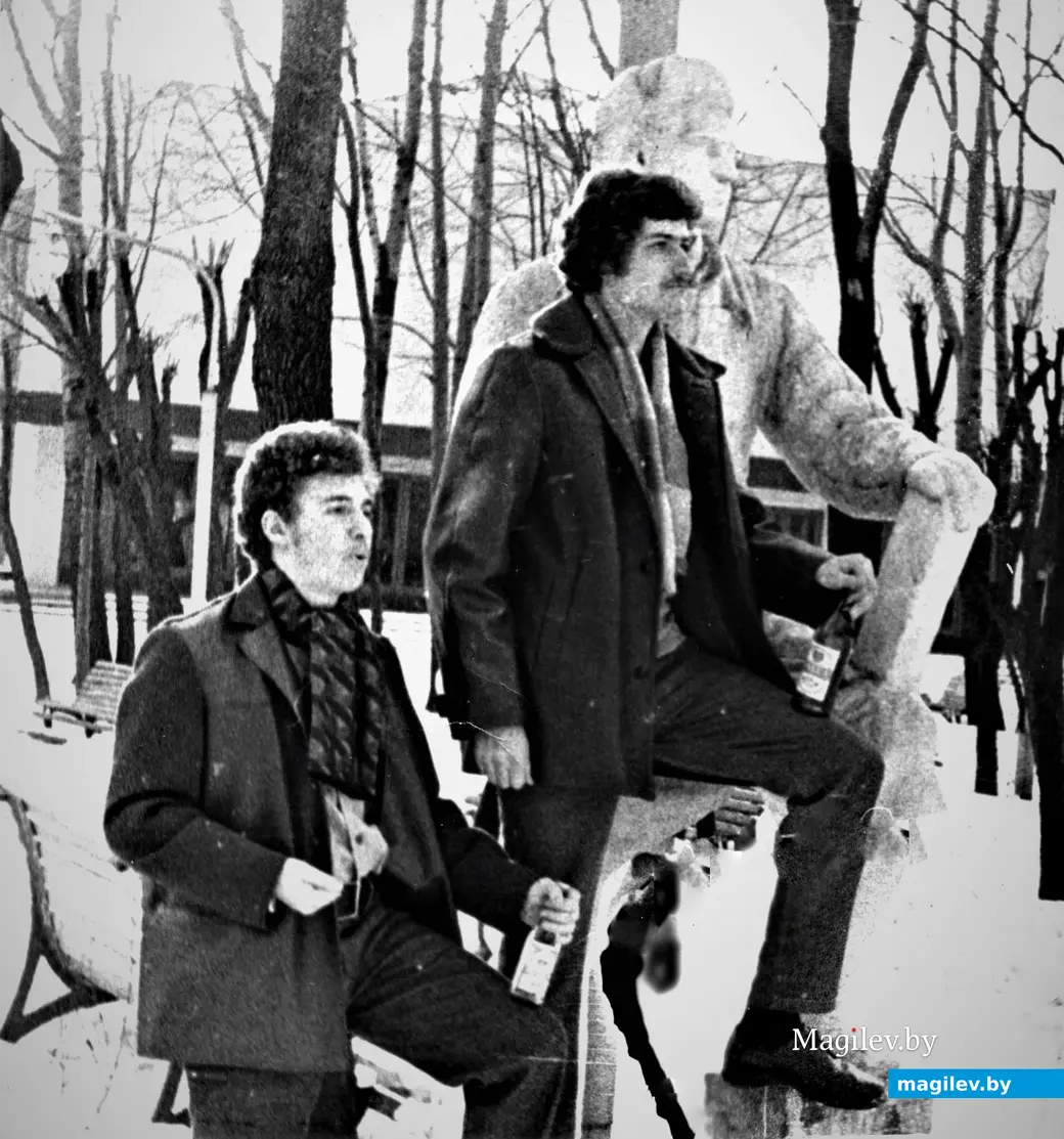 «Девушка с веслом» – это понятно. Как и «Мужчина с кирпичом». А если «Молодой человек с бутылкой»? (Редакция предупреждает, что чрезмерное употребление алкоголя наносит