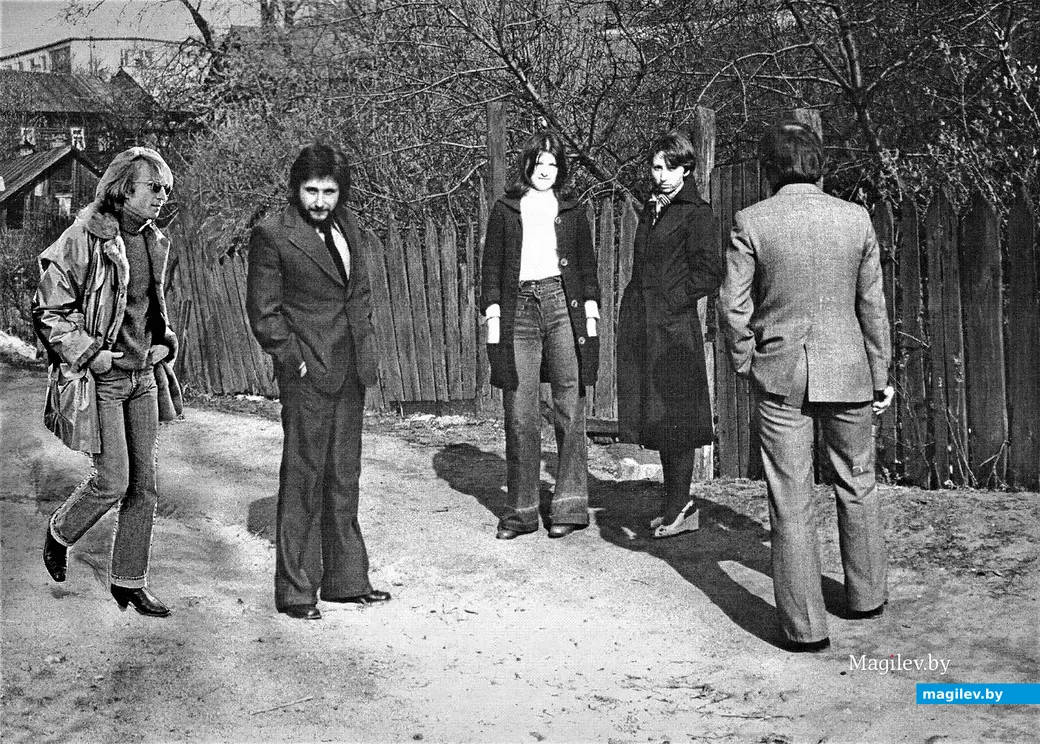 Кто его знает, а вдруг на Джона Леннона, человека с необычным взглядом на мир, наши могилевские заборы произвели бы ну очень благостное впечатленик... Могилев, 1976 год.