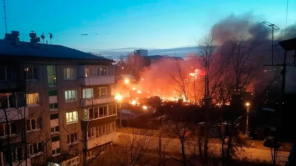 В Иркутске на жилой дом упал самолет СУ-30 СМ.
