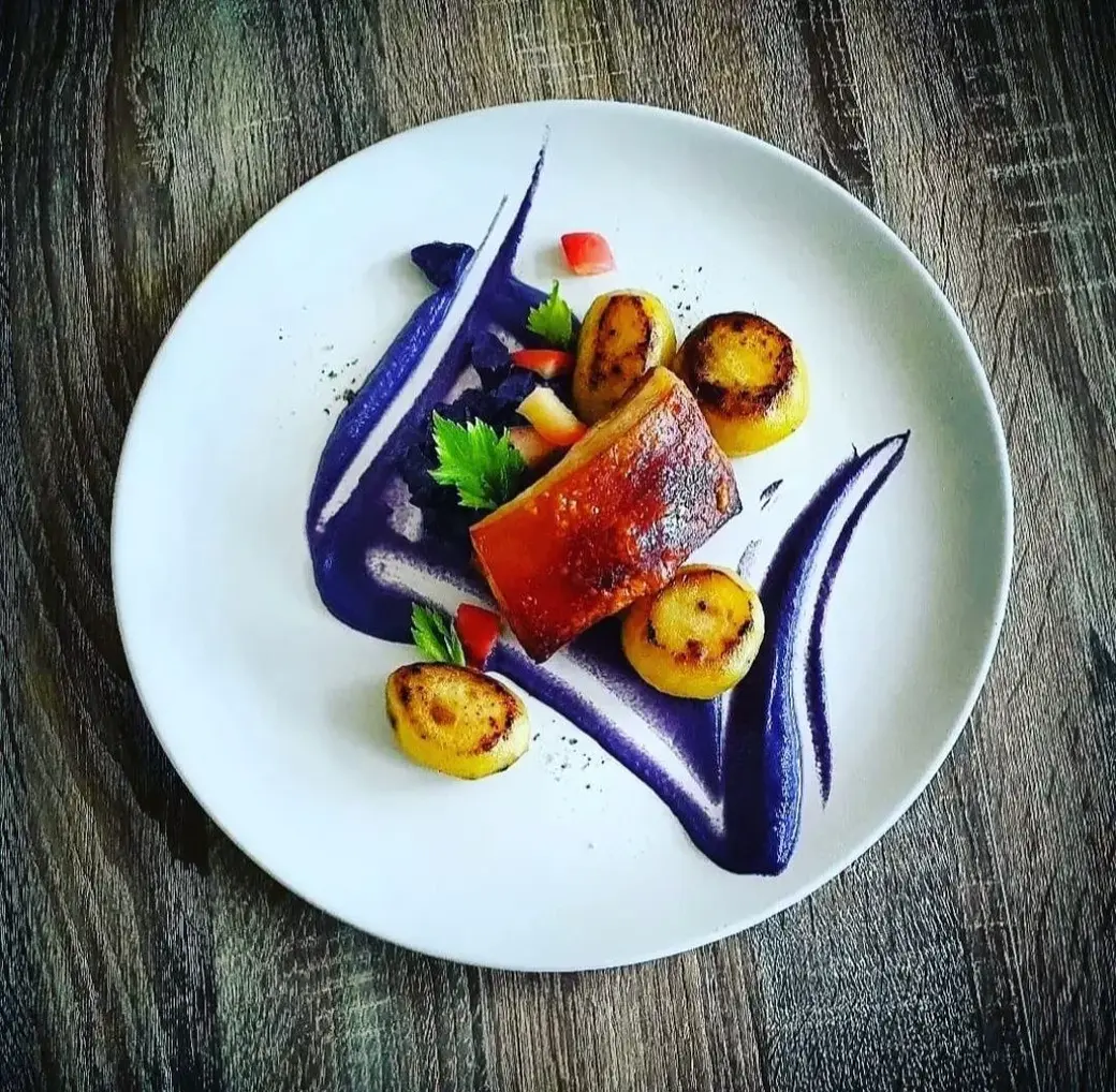 Свиная грудинка с краснокочанной капустой, яблоком и картофелем от Ильи Акуловича.