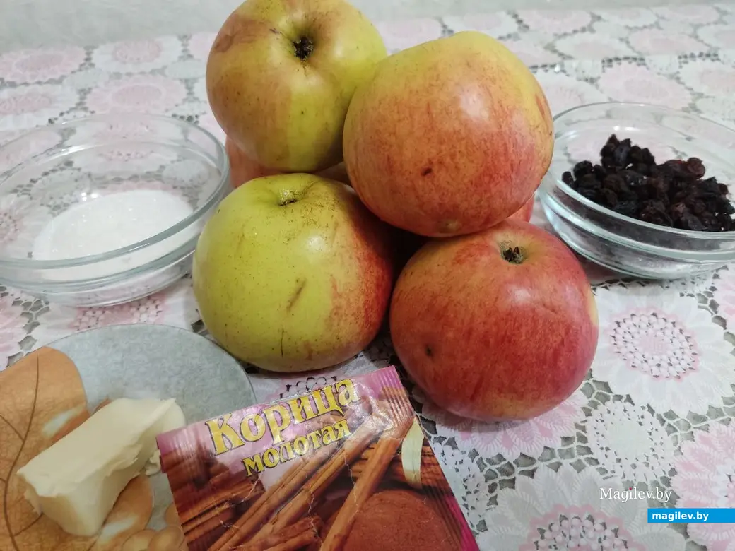 Готовим запеченные яблоки с изюмом и корицей.