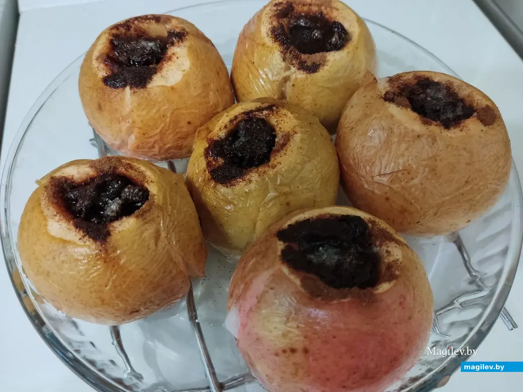 Запеченные яблоки с изюмом и корицей.