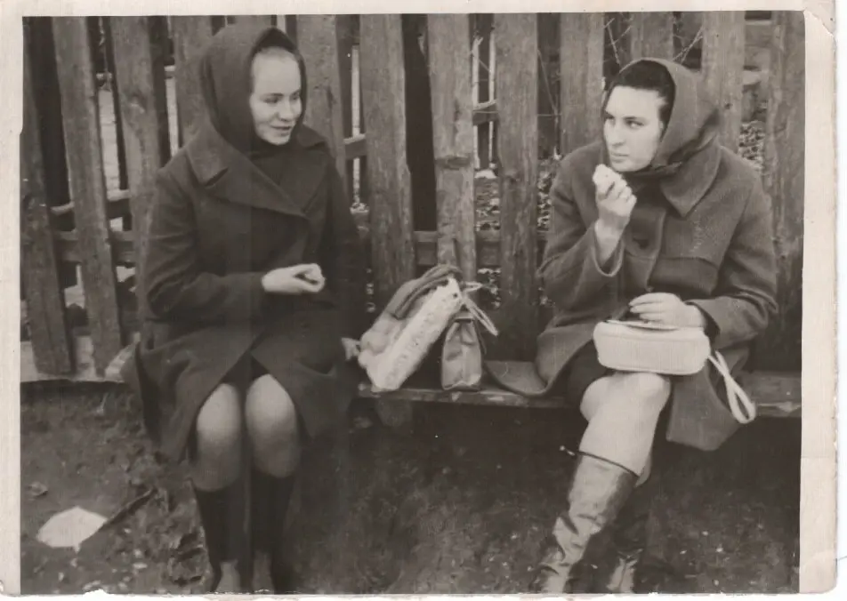 Лариса (слева) со своей близкой подругой.