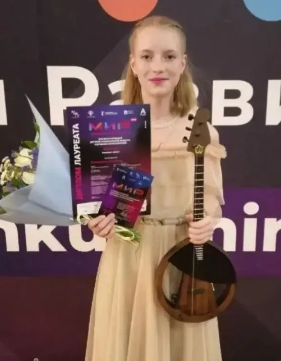 Вероника Синьковская занимается на домре у А.А. Вильчинской в Могилевской детской школе искусств №1 им.Лученка. Фото: соцсети МДШИ №1
