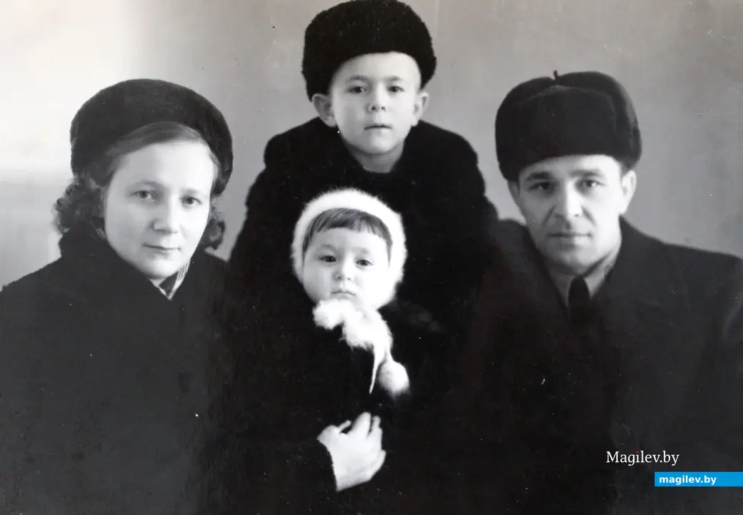 Семья Вераксо: Адольф Владимирович, Нина Ивановна, сыновья Александр и Павел. Фото из семейного архива. 1959 год.