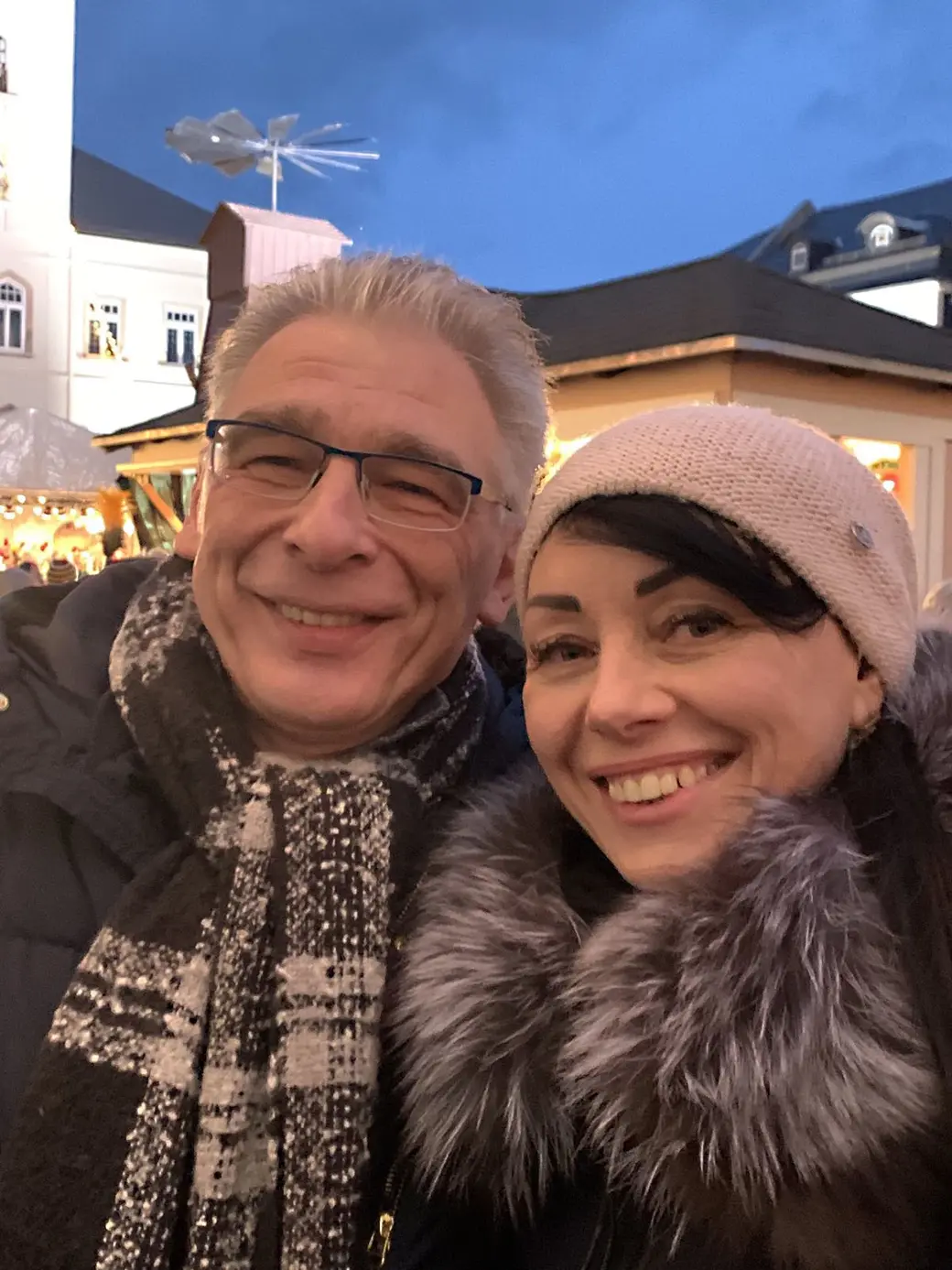 Елена с мужем на Рождественской ярмарке
