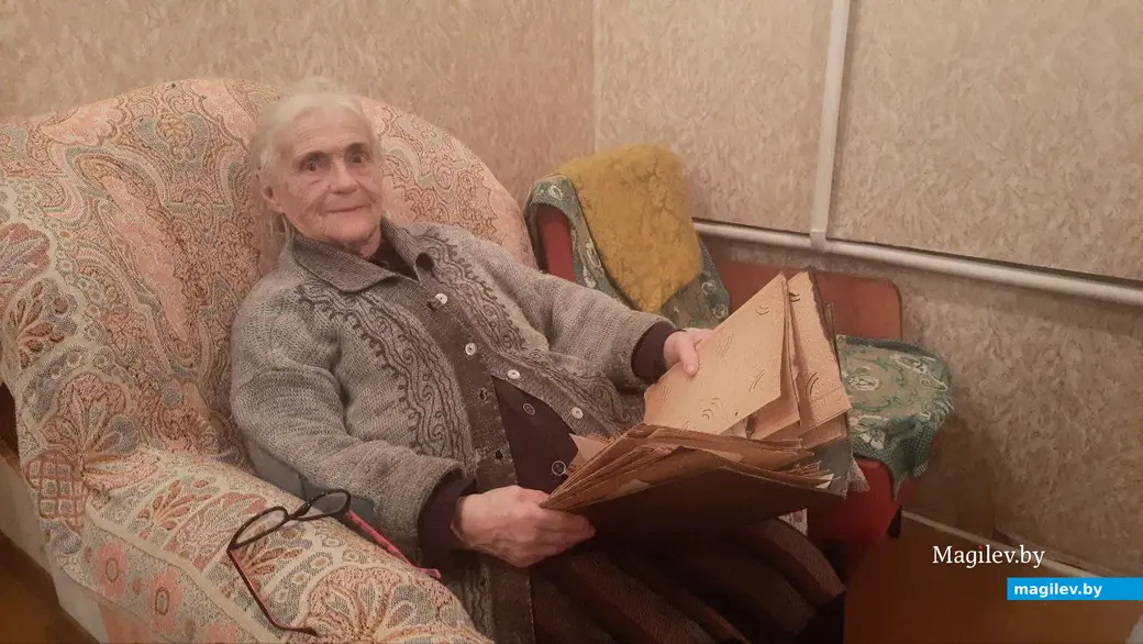 Январь 2023 г. Могилев. Надежда Александровна Федорович с фотоальбомом. Есть там и «раритетные» снимки середины XX века