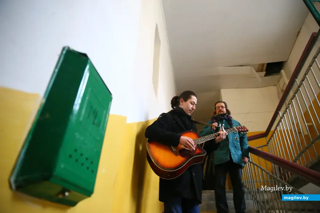 Неповторимя мелодия подъезда двухэтажного домика Алика Кузькина в Пожарном переулке. Могилев, 2017 год.