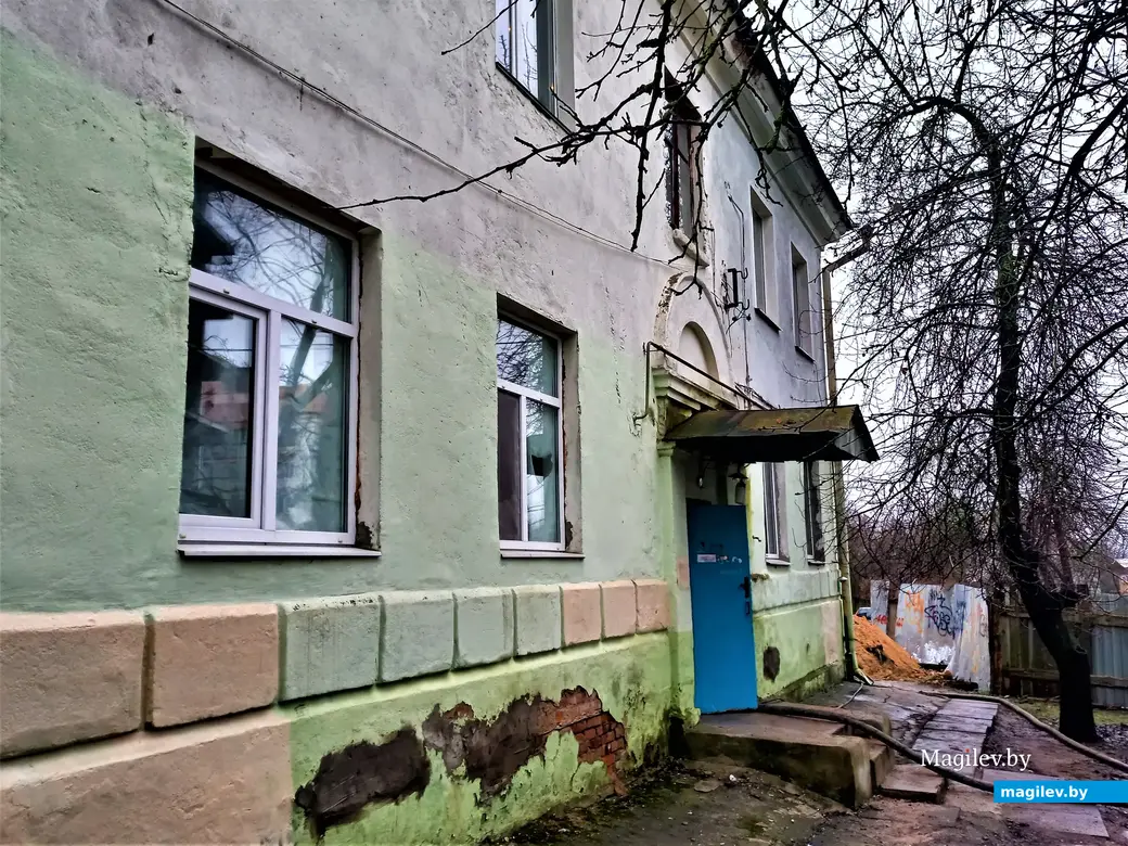 Благоустройство рано или поздно обязательно подбирается к возрастным строениям. Дом Алика Кузькина – не исключение. Могилев, январь 2023 года.