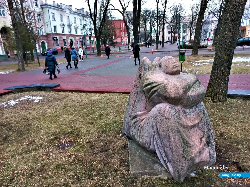 Скульптура «Ангел». Практически в створе дома по улице Лепешинского, где жил Леша в молодости. Могилев, январь, 2023 год.