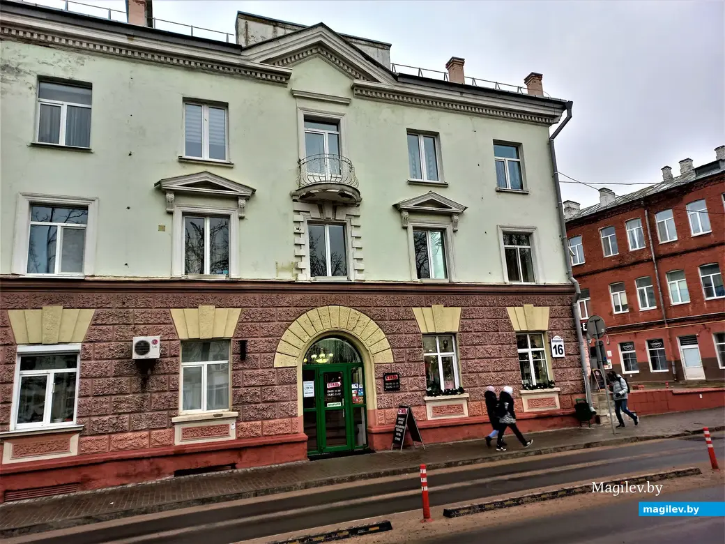 Два крайних (справа) окна квартиры на первом этаже дома, где жила семья Жабыко в 1970-х годах. Могилев, январь 2023 года.