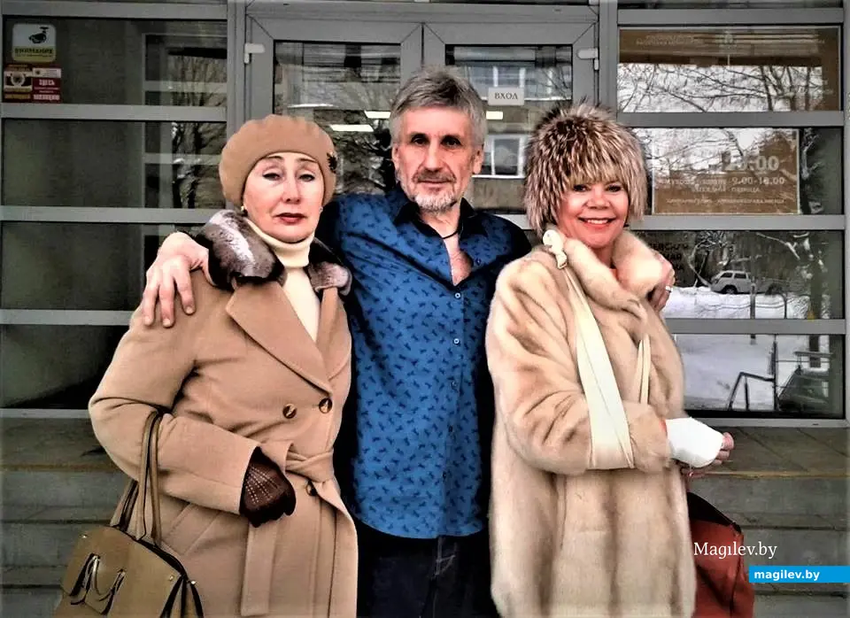 Слева Лена, справа Галя. С такими красавицами никакой мороз не страшен. Могилев, январь, 2019 года.