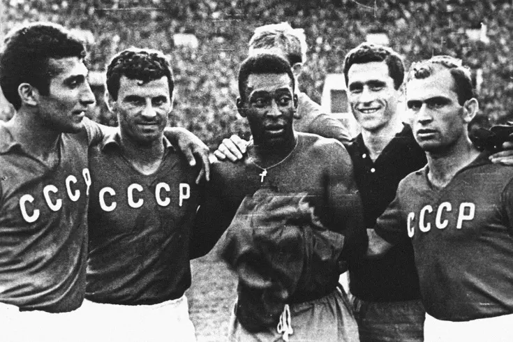17/07/1965, товарищеский матч СССР - Бразилия. Слева Георгий Сичинава.