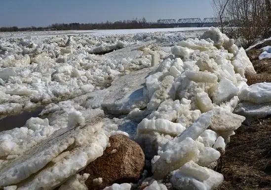 Пенсионер провалился под лед на реке в Кировском районе