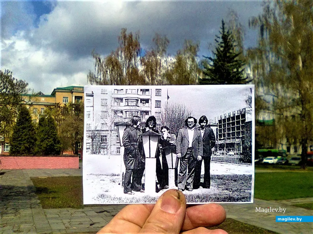 Я со своими товарищами частенько «стартовал» куда-либо с того места, где Ленинская встречается с Пионерской. На черно-белом фото (середина 1970-х) за нашими спинами