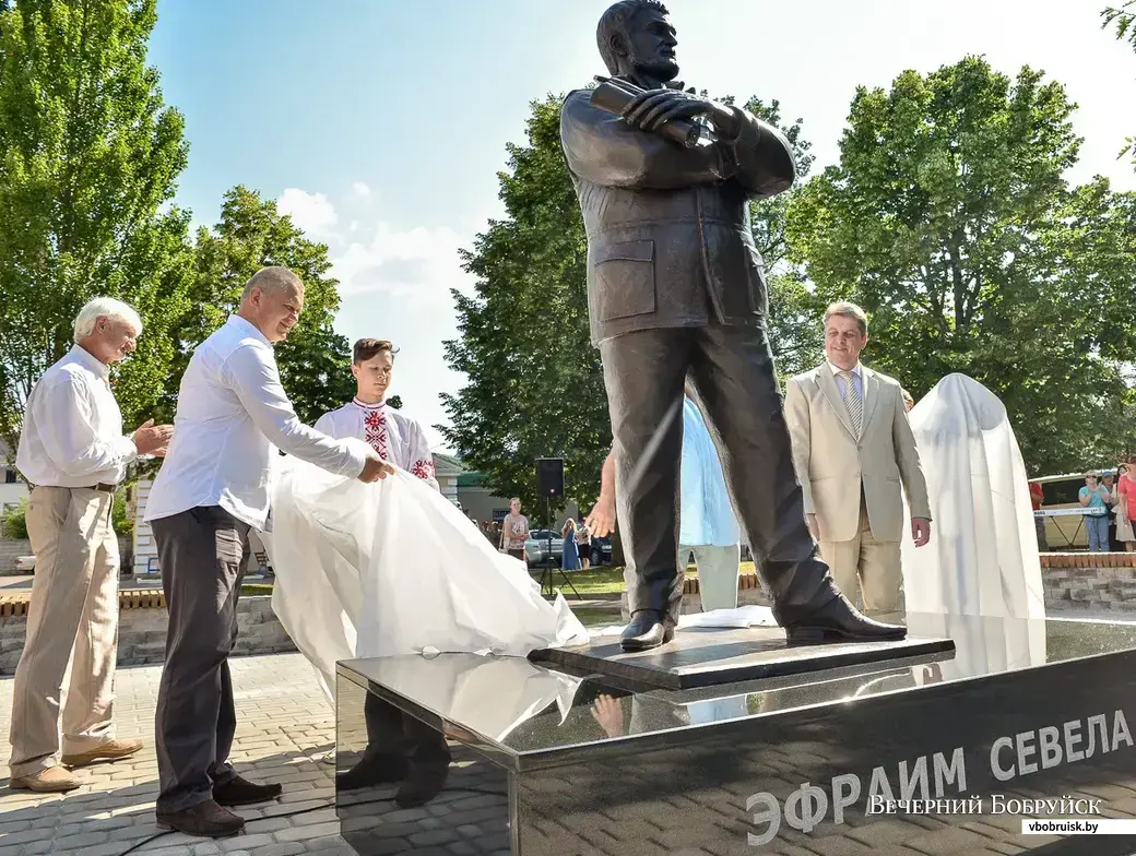 01.07.2016, Бобруйск. Открытие памятника писателю, сценаристу Эфраиму Севеле. Фото Александра Чугуева.
