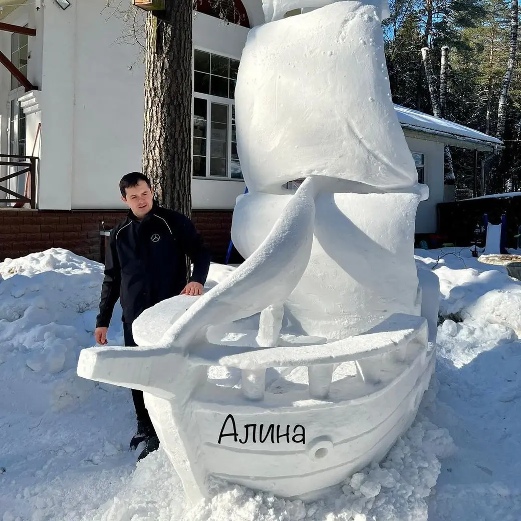 Иван Карпицкий и его снежный парусник «Алина». Фото: ТГ-канал «Могилев – мой город»