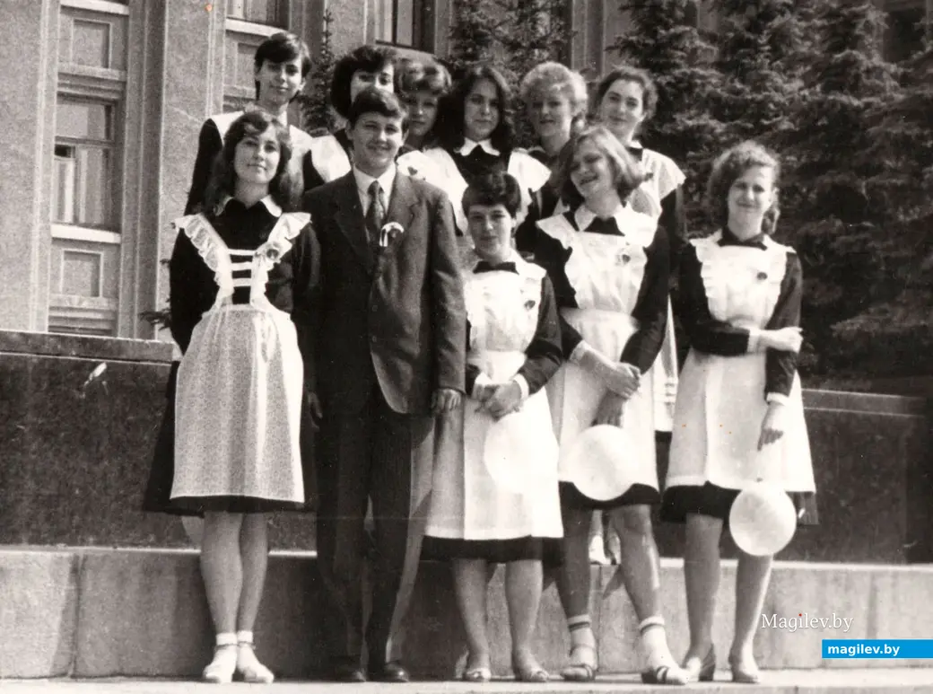 Александра Фарбер на площади Ленина с одноклассниками. Могилев. Фото 1980-х из семейного архива Александры Фарбер.