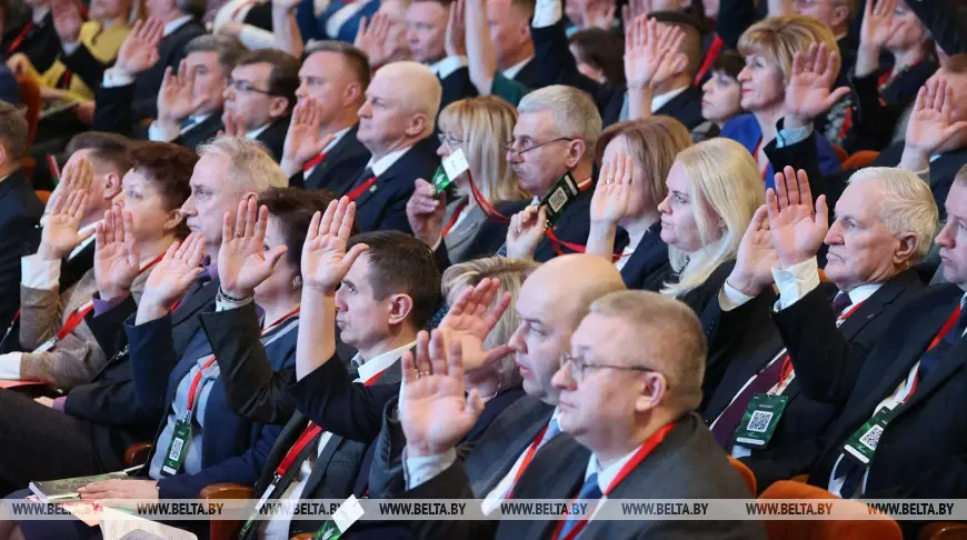 Голосуют делегаты учредительного съезда политической партии «Белая Русь».