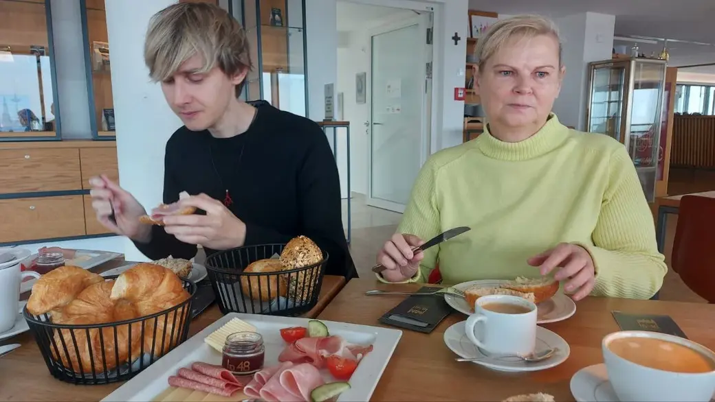 Жители Мюнстера любят бывать в кафе в центре города, несмотря на то, что все официанты здесь молодые люди с особенностями развития. Март 2023 г.
