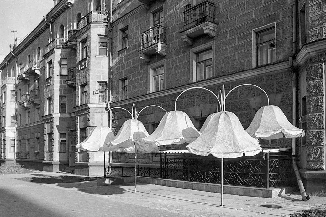 Выставочная работа Николая Хотяинцева. Комсомольский сквер Могилева. Фото 1990-х годов.