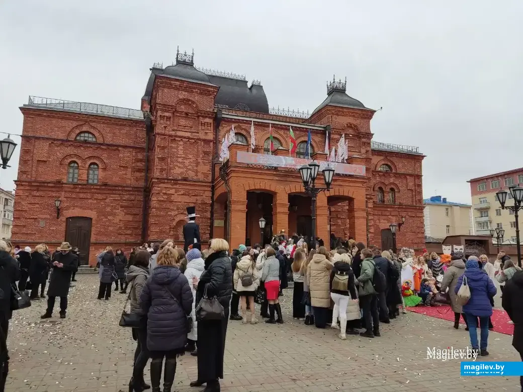 Столько людей собралось у драмтеатра на открытии нынешнего «М.@rt.контакта» - надеемся, премьерные спектакли вызывают не меньший ажиотаж. Фото Ирины Половиковой.