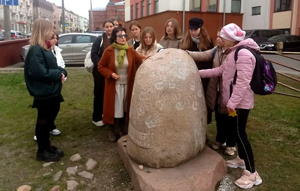 На месте входа в Могилевское гетто периода Великой Отечественной войны собрались восьмиклассники средней школы №2.