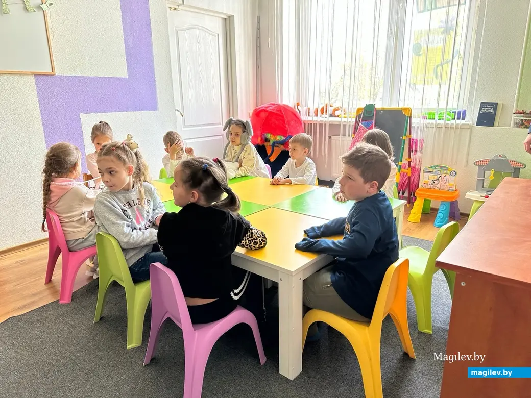 Маленькие ученики охотно бегут на занятия в детский центр. Могилев, «Ай, да Я!», апрель 2023 года.