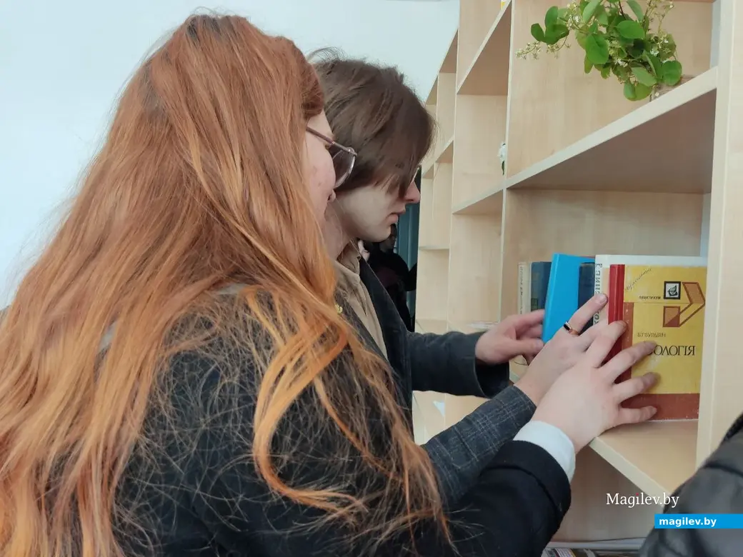 Книги у молодежи тоже пользуются спросом. Фримаркет, Могилев, 9.05.2023 г.