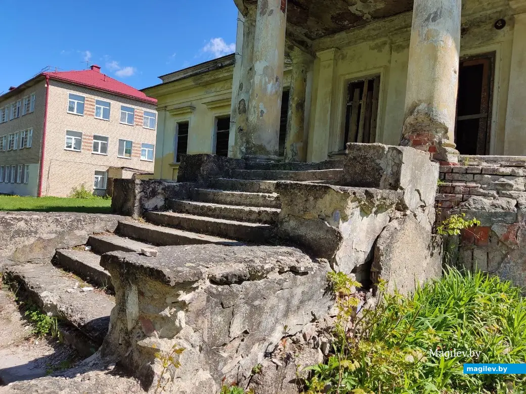 Усадьба графа Толстого. Слева современное здание, где располагается Дом престарелых. Агрогородок Грудиновка, Быховский район. Май 2023 г.
