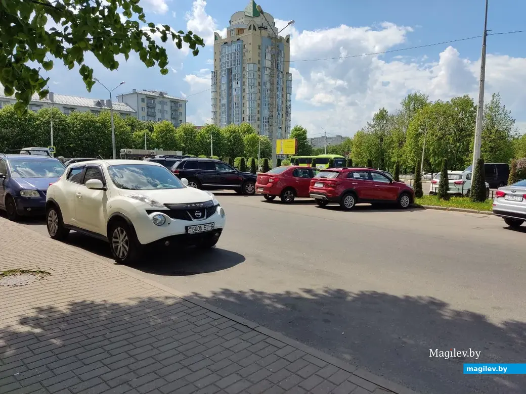 Парковка для автотранспорта у гостиницы и кафе «Могилев». Могилев, 15.05.2023 г.