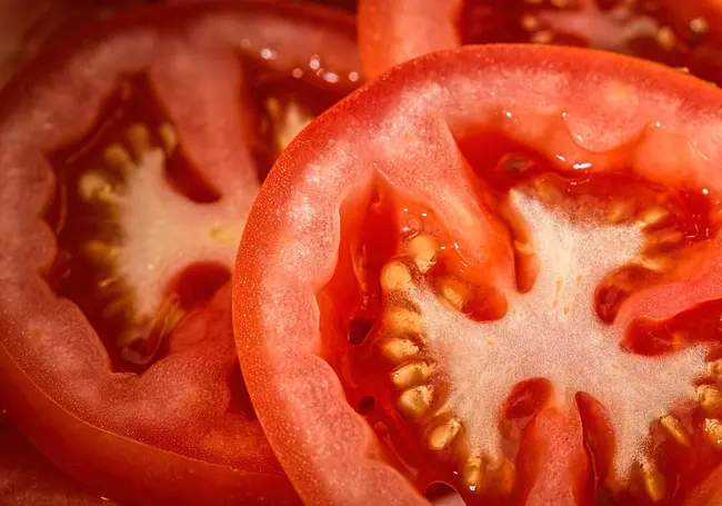 Откуда в помидорах появляются жесткие белые прожилки и стоит ли их опасаться