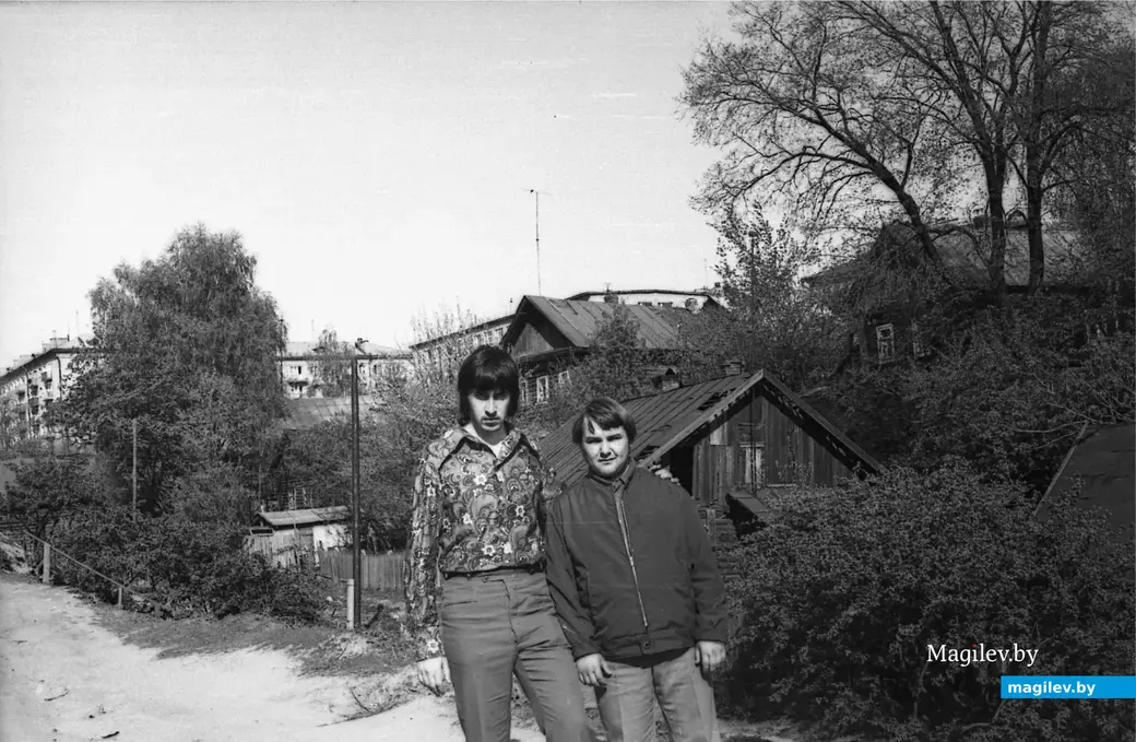Эти двое молодых людей стоят на улице Чехова, а прямо над их головами–5 лет назад исчезнувший дом №14 по также канувшему в Лету Клубному оврагу. Могилев, 1973 год.