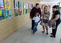 «Творчество – не просто умение рисовать»: юные художники из Глуска раскрасили мир в яркие цвета и подарили его могилевским